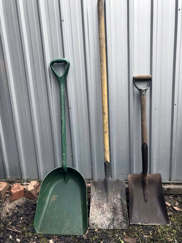 Pointed Spade 60cm Metal with Wood Handle